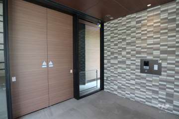 エントランスはオートロック付きです。