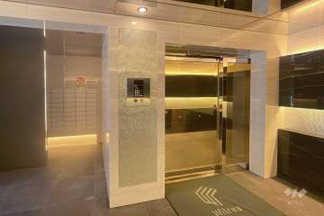 エントランスはオートロック付きです。