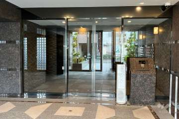 エントランスはオートロック付きです。