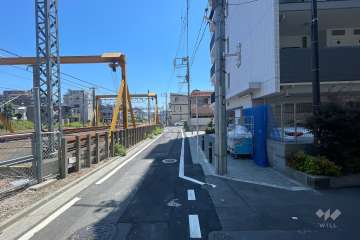 敷地の北側前面道路（西側から）