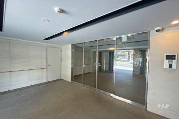 エントランスはオートロック付きです。