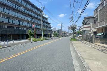 敷地北東側の前面道路（南東側から）