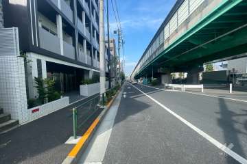 敷地の南東側前面道路（南西側から）