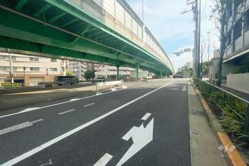 敷地の南東側前面道路（北東側から）