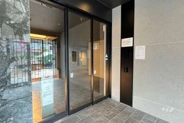 エントランスはオートロック付きです。