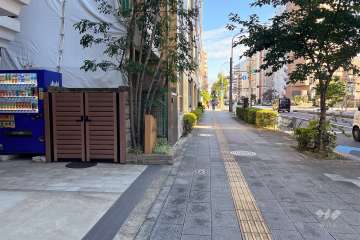 敷地南西側の前面道路（北西側から）