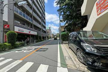 敷地北西側の前面道路（北東側から）