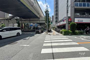 敷地北東側の前面道路（北西側から）