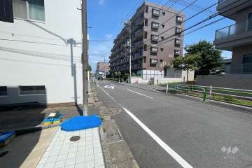 敷地北側の前面道路（東側から）