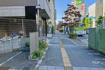 敷地の北東側前面道路（南東側から）