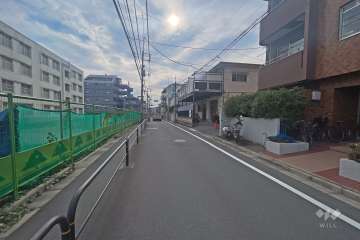 敷地の南側前面道路（東側から）