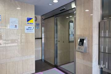 エントランスはオートロック付きです。