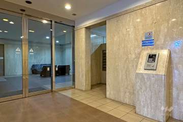 エントランスはオートロック付きです。