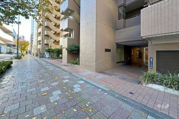 敷地北東側の前面道路