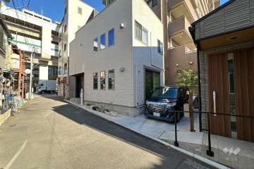 敷地北西側の前面道路