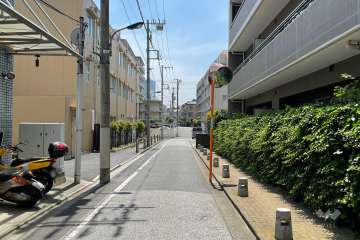 敷地南東側の前面道路