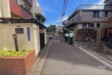 敷地南西側の前面道路（北西側から）