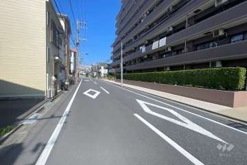 敷地の南側前面道路（東側から）