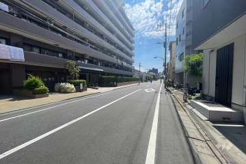 敷地の南側前面道路（西側から）
