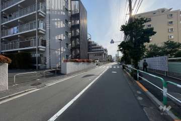 敷地の北側前面道路（東側から）