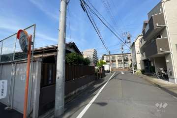 敷地の南側前面道路（西側から）