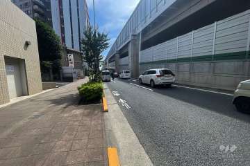 敷地北西側の前面道路（北東側から）