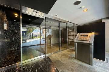 エントランスはオートロック付きです。