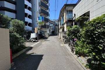 敷地の北側前面道路（東側から）
