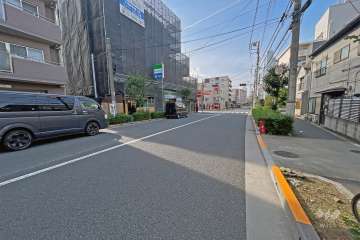 敷地の東側前面道路は紅葉橋通りです（南側から）。