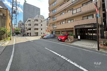 敷地南東側の前面道路（北東側から）