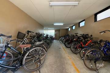 屋内に設けられた駐輪場