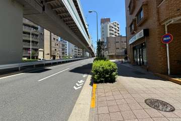 敷地北西側の前面道路（南西側から）