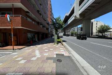 敷地北東側の前面道路（南東側から）