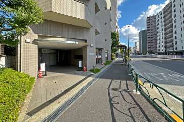 敷地の南西側前面道路は明治通りです（北西側から）。