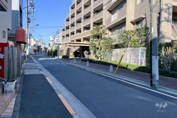 敷地西側の前面道路