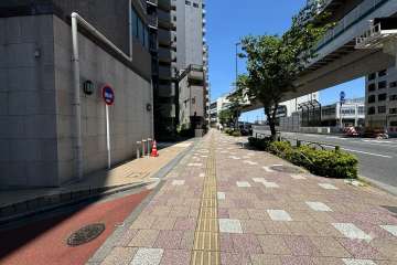 敷地の北側前面道路（東側から）