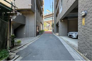 敷地の東側前面道路（南側から）