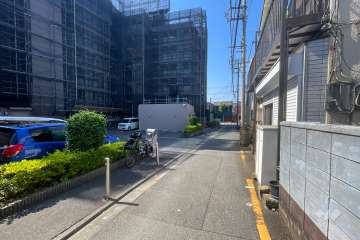 敷地西側の前面道路（北側から）
