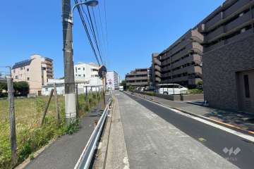 敷地の北側前面道路（西側から）