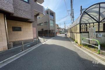 敷地北東側の前面道路（南東側から）