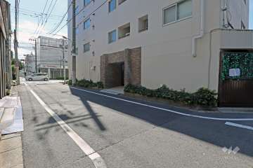 敷地の南東側前面道路（北東側から）