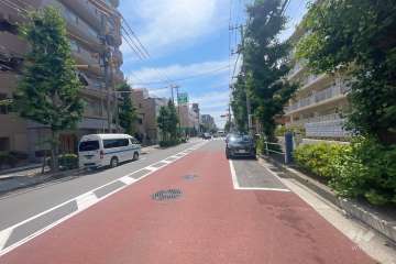 敷地北側の前面道路（東側から）