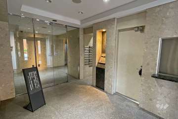 エントランスはオートロック付きです。