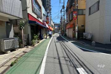 敷地北西側の前面道路（南西側から）