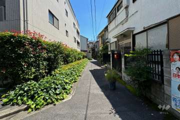 敷地南東側の前面道路（南西側から）