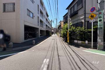 敷地南西側の前面道路（北西側から）