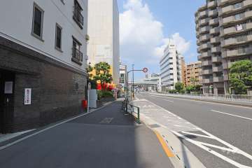 敷地北東側の前面道路（南東側から）