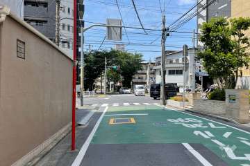 敷地北東側の前面道路（南東側から）