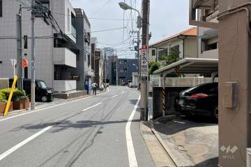敷地北東側の前面道路（北西側から）