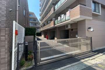 駐車場の出入口（ゲート付き）